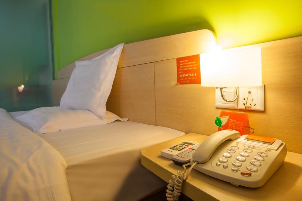 7Days Inn Zhuhai North Railway Station Jinding Room photo